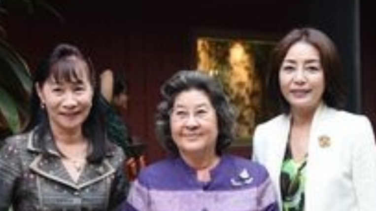 茂木栄美（右）