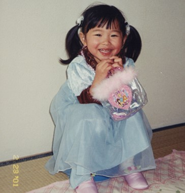 堀田真由（幼少期）